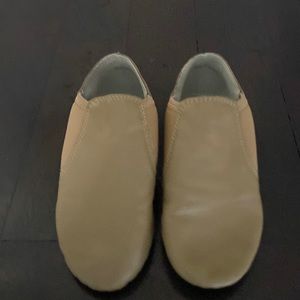 Girls Tan Jazz Shoes size 1 Only Indoor use Great condition!